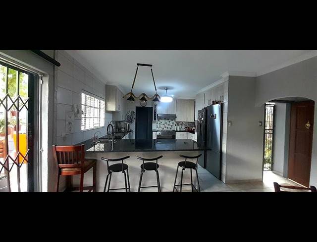 5 BEDROOM HOUSE FOR SALE IN FLORAUNA